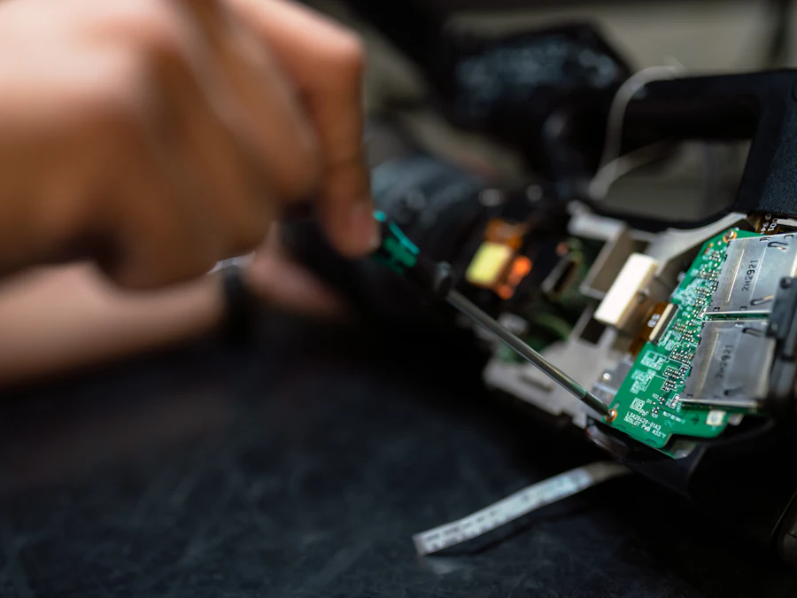Técnico revisando con un destornillador la placa de un equipo electrónico