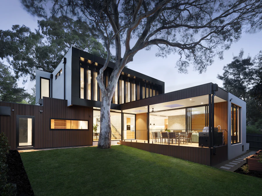 Vivienda moderna iluminada al atardecer