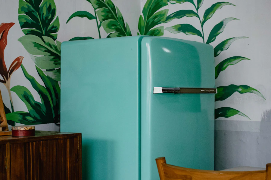 Refrigeradora de color turquesa en una cocina decorada