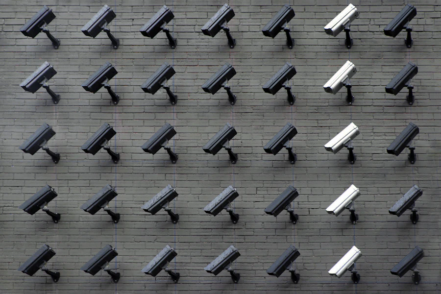 Cámaras de videovigilancia montadas sobre una pared de ladrillo